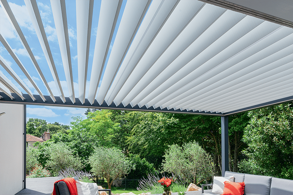Pergola bioclimatique Evolutiv® : le confort sur mesure en toute saison